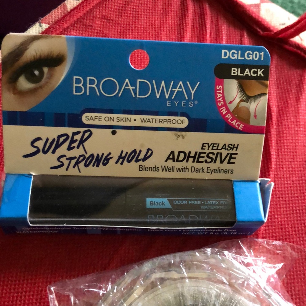 “NWT” 3D Mink Lashes comes with black bond glue!! - Picture 4 of 4